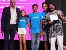 La premiazione: Illo con Ronzano e i ragazzi dell'Unicef (Foto Lasorte)