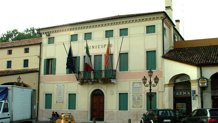 02/10/04..Mirano (Ve)..Piazza Martiri della Liberta'..(c) Light Image