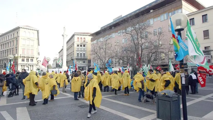 CARRAI - PROTESTA COMMESSE PIAZZA GARIBALDI