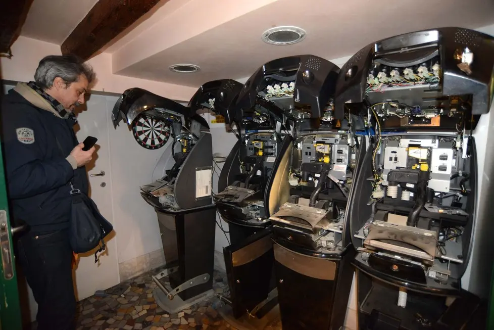 Interpress/M.Tagliapietra Venezia 19.03.2015.- Furto nella Ricevitoria San Bartolomeo, San Marco 5438. Bottino: 1200 euro di grattaevinci, 2400 euro slot machine, un computer portatile. Sopraluogo della Polizia di Stato con il titolare Paolo Tagliapietra ed il figlio Andrea.