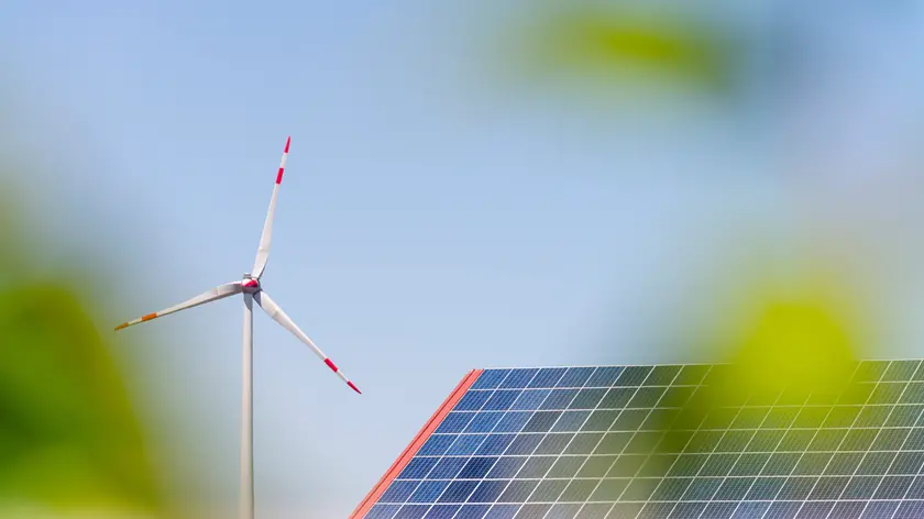 Eolico, solare e campi coltivati