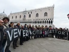 Interpress/M.Tagliapietra Venezia 12.04.2013.- 136 scrittori riuniti alla libreria Marciana per "Venezia città di Lettori" per salvare le librerie cittadine che rischiano l'estinzione.