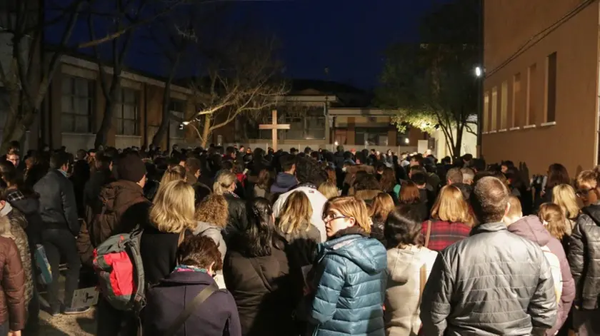 Processione con il patriarca Moraglia per le vie di Marghera - nella foto la partenza dal centro Caritas di via Mameli