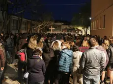 Processione con il patriarca Moraglia per le vie di Marghera - nella foto la partenza dal centro Caritas di via Mameli