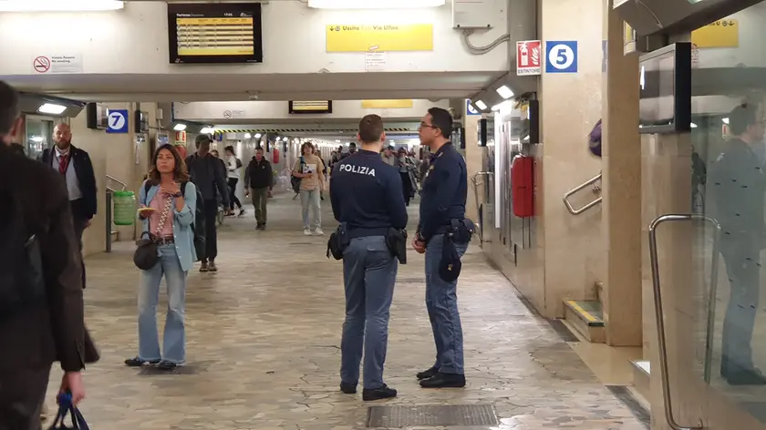Agentio della Polfer in stazione a Mestre