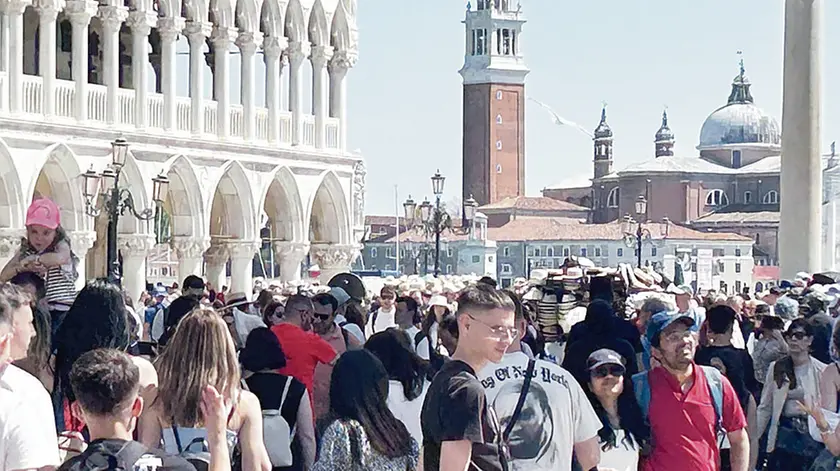 Pienone di turisti nell'area marciana