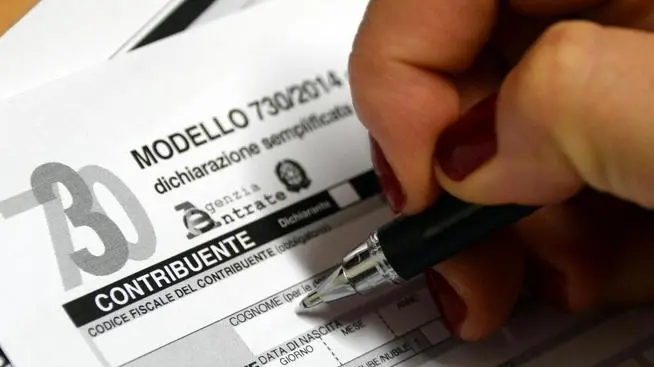 Il modello 730 per la denuncia dei redditi, 19 giugno 2014. .ANSA/FRANCO SILVI