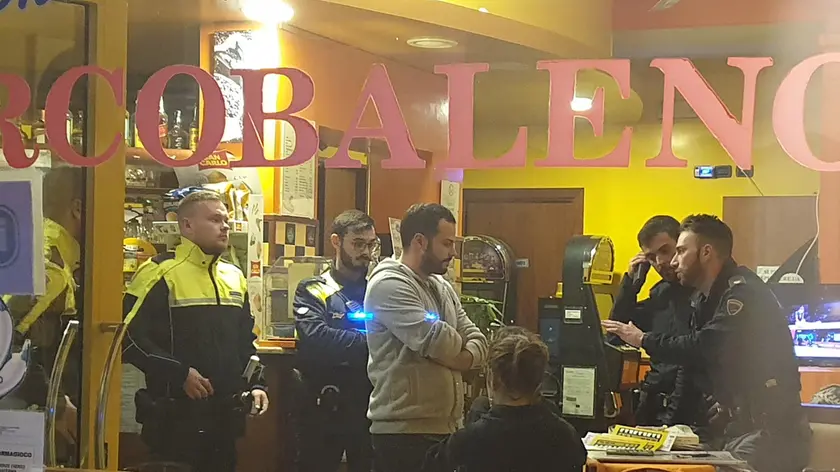 Gli agenti all'interno del bar L'Arcobaleno subito dopo l'aggressione
