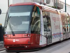 agenzia Candussi. Giornalista;: Chiarin. Tram fermo all'incrocio tra via Colombo e via Bissuola Mestre