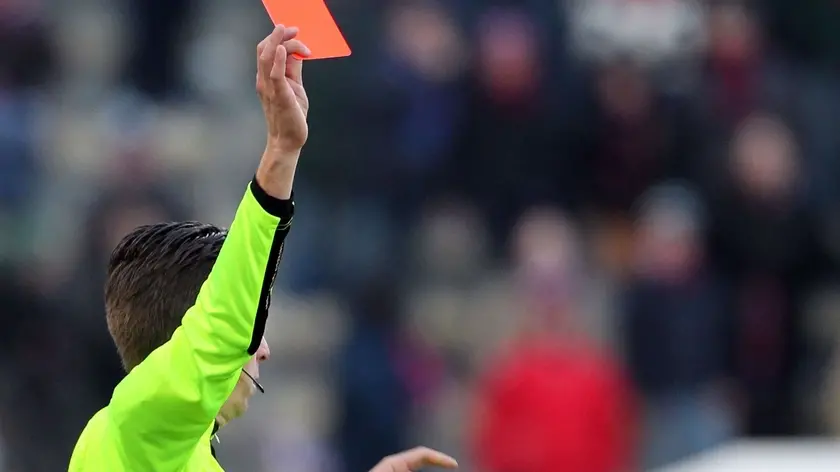 Un arbitro mostra il cartellino rosso in una foto del 23 gennaio 2011. Gli arbitri italiani, interpellati dalla Federcalcio francese (Fff) per prendere il posto dei colleghi transalpini sospesi per aver annunciato una protesta ''hanno rifiutato di dirigere gli incontri di domenica 6 marzo per solidarieta' ''. ANSA / BARACCHI-BENVENUTI