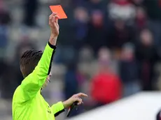 Un arbitro mostra il cartellino rosso in una foto del 23 gennaio 2011. Gli arbitri italiani, interpellati dalla Federcalcio francese (Fff) per prendere il posto dei colleghi transalpini sospesi per aver annunciato una protesta ''hanno rifiutato di dirigere gli incontri di domenica 6 marzo per solidarieta' ''. ANSA / BARACCHI-BENVENUTI