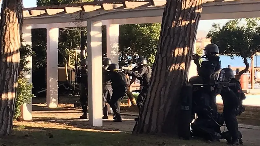 Gli uomini delle Squadre operative di supporto all'interno della scuola navale Morosini a Sant'Elena