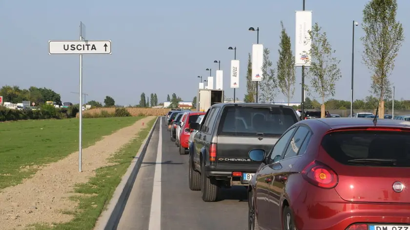 MORSEGO FGAVAGNIN NOVENTA OUTLET TRAFFICO IN ENTRATA, IN USCITA, DEI NEGOZI CON LA CODA, DEL PIENONE ALL'INTERNO E DELLA GENTE CHE PASSA IN MEZZO ALLA STRADA E SCAVALCA LO SPARTITRAFFICO