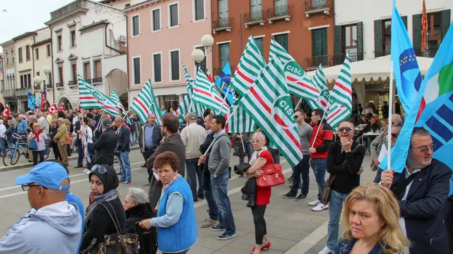 Cgil, Cisl e Uil festeggiano insieme il primo maggio in piazza Ferretto