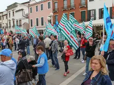 Cgil, Cisl e Uil festeggiano insieme il primo maggio in piazza Ferretto