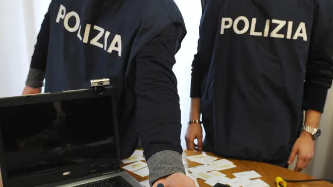 20090211 - ROMA - CLJ - CLONAVANO CARTE DI CREDITO PER TUTTA ITALIA A ROMA,5 ARRESTI. La Squadra Mobile ha tratto in arresto 5 cittadini rumeni specializzati nella clonazioni di carte di credito e manomissione di bancomat.Gli Agenti della Polizia di Stato, dopo accurate indagini, sono riusciti ad individuare la banda che, utilizzando avanzate tecnologie, riusciva a clonare le carte di credito di ignari cittadini. La “tecnica” criminale consisteva nel rivestire i pannelli esterni dei bancomat con copie munite di attrezzature elettroniche per la duplicazione del numero identificativo delle carte di credito, nonché nel posizionamento, in varie angolazioni, di microtelecamere allo scopo di carpire i numeri costituenti il codice operavano in tutta Italia, ma avevano la base operativa nella capitale. ANSA/ CLAUDIAO PERI/ JI