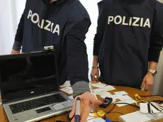 20090211 - ROMA - CLJ - CLONAVANO CARTE DI CREDITO PER TUTTA ITALIA A ROMA,5 ARRESTI. La Squadra Mobile ha tratto in arresto 5 cittadini rumeni specializzati nella clonazioni di carte di credito e manomissione di bancomat.Gli Agenti della Polizia di Stato, dopo accurate indagini, sono riusciti ad individuare la banda che, utilizzando avanzate tecnologie, riusciva a clonare le carte di credito di ignari cittadini. La “tecnica” criminale consisteva nel rivestire i pannelli esterni dei bancomat con copie munite di attrezzature elettroniche per la duplicazione del numero identificativo delle carte di credito, nonché nel posizionamento, in varie angolazioni, di microtelecamere allo scopo di carpire i numeri costituenti il codice operavano in tutta Italia, ma avevano la base operativa nella capitale. ANSA/ CLAUDIAO PERI/ JI