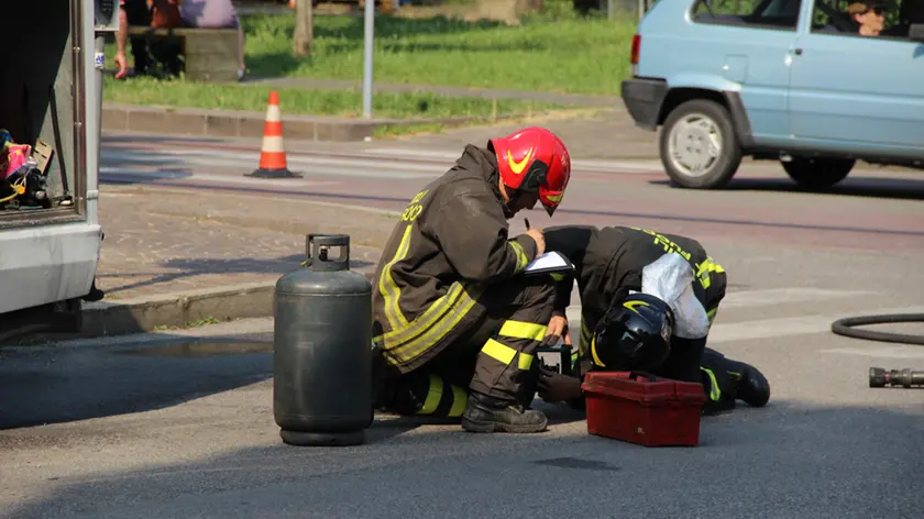 Allarme per l'esplosione di una bombola di gas da campeggio di un camper in piazza Municipio a Marghera