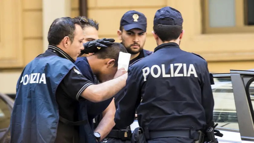 I due ragazzi, ricercati per l'incidente avvenuto la scorsa settimana alla periferia di Roma dove ha perso la vita una donna filippina e 8 persone sono rimaste ferite, fermati dalle forze di Polizia, Roma, 1 giugno 2015. I due ragazzi rischiano l'accusa di omicidio volontario. ANSA/MASSIMO PERCOSSI