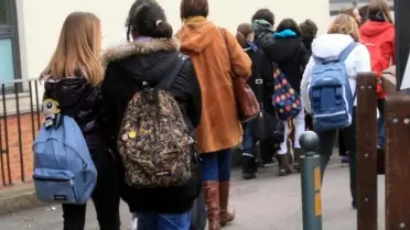 Studenti davanti a scuola