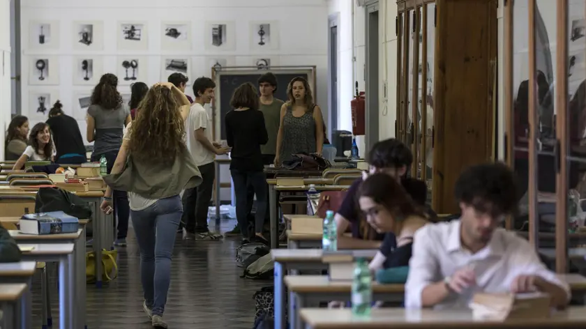 Gli studenti alla prima prova degli esami di maturità al Liceo Tasso di Roma, 18 giugno 2014. ANSA/MASSIMO PERCOSSI