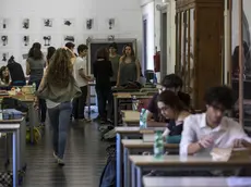 Gli studenti alla prima prova degli esami di maturità al Liceo Tasso di Roma, 18 giugno 2014. ANSA/MASSIMO PERCOSSI