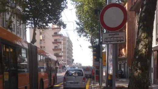 PELLICANI MESTRE QUI VIENE INDICATO L' OBLIGO DI ANDARE DRITTI MA NELLA STRADA DI FRONTE CE IL DIVIETO D' ACCESSO S