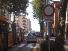 PELLICANI MESTRE QUI VIENE INDICATO L' OBLIGO DI ANDARE DRITTI MA NELLA STRADA DI FRONTE CE IL DIVIETO D' ACCESSO S