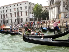 Bollis Interpress Venezia, 01.07.2007.- Piazzale S.M. della Salute, circa 30 gondole, per un giro offerto dai gondolieri per solidarietà ai bambini .-