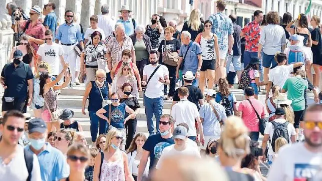 Turisti sul Ponte della Paglia a Venezia