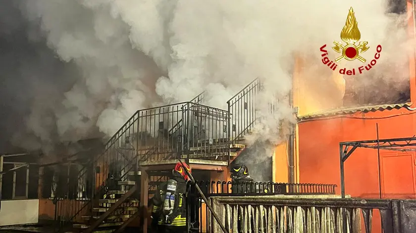 Il fumo che usciva dalla casa dell'anziano rimasto ucciso nell'incendio