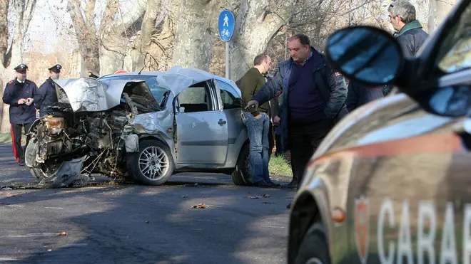 20081229-CAPENA (ROMA)-CRO: INCIDENTI STRADALI: DUE MORTI E DUE FERITI VICINO A ROMA. AUTO CONTRO ALBERO, VELOCITA' TRA CAUSE. L'automobile sul luogo dell'incidente. L'asfalto bagnato, le molte buche e la forte velocita'. Sarebbero queste le cause dell'incidente stradale avvenuto stamani sulla s.p. Traversa del Grillo, nel territorio del comune di Capena, e che ha provocato la morte di un italiano, Renato Cesari, di 22 anni, e di un eritreo di 30 anni, Ghebremariam Todese. Un romeno di 22 anni, e' stato medicato e dimesso dall'ospedale di Monterotondo, mentre l'altro di 26 anni, e' ricoverato in gravi condizioni all'ospedale San Camillo di Roma. Secondo la ricostruzione dei carabinieri di Monterotondo, mentre il conducente stava guidando lungo una strada stretta e alberata a velocita' sostenuta in direzione di Capena, forse per una buca o per l'asfalto viscido ha perso il controllo del mezzo e ha attraversato la corsia opposta finendo contro un albero. MASSIMO PERCOSSI/ANSA/PAL