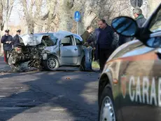 20081229-CAPENA (ROMA)-CRO: INCIDENTI STRADALI: DUE MORTI E DUE FERITI VICINO A ROMA. AUTO CONTRO ALBERO, VELOCITA' TRA CAUSE. L'automobile sul luogo dell'incidente. L'asfalto bagnato, le molte buche e la forte velocita'. Sarebbero queste le cause dell'incidente stradale avvenuto stamani sulla s.p. Traversa del Grillo, nel territorio del comune di Capena, e che ha provocato la morte di un italiano, Renato Cesari, di 22 anni, e di un eritreo di 30 anni, Ghebremariam Todese. Un romeno di 22 anni, e' stato medicato e dimesso dall'ospedale di Monterotondo, mentre l'altro di 26 anni, e' ricoverato in gravi condizioni all'ospedale San Camillo di Roma. Secondo la ricostruzione dei carabinieri di Monterotondo, mentre il conducente stava guidando lungo una strada stretta e alberata a velocita' sostenuta in direzione di Capena, forse per una buca o per l'asfalto viscido ha perso il controllo del mezzo e ha attraversato la corsia opposta finendo contro un albero. MASSIMO PERCOSSI/ANSA/PAL