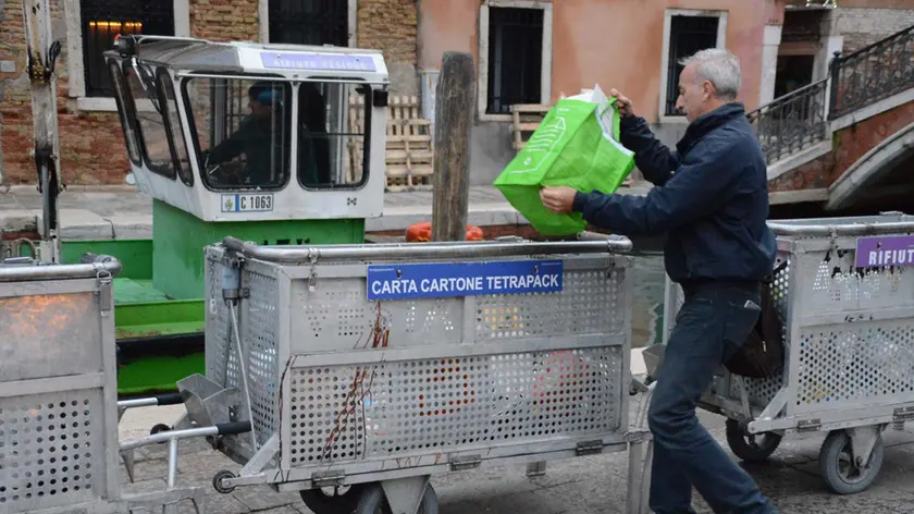 Interpress/M.Tagliapietra venezia 28.11.2016.- Raccolta differenziata Dorsoduro, Campo San Barnaba. Verifica Veritas.