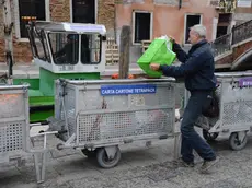 Interpress/M.Tagliapietra venezia 28.11.2016.- Raccolta differenziata Dorsoduro, Campo San Barnaba. Verifica Veritas.