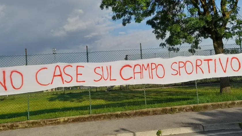 Lo striscione comparso all’esterno dei campi da calcio di Robegano dove saranno costruite due palazzine