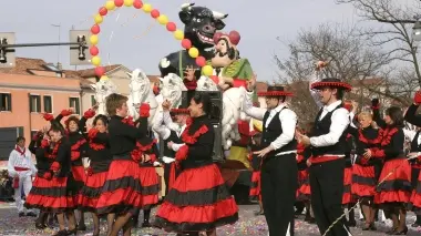 Carri e persone in maschera per il Carnevale