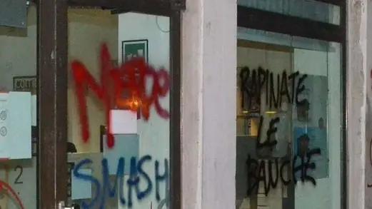 Interpress/Mazzega Venezia, 05.12.2015.- Manifestazione anarchici.- Nella foto Unicredit di rialto