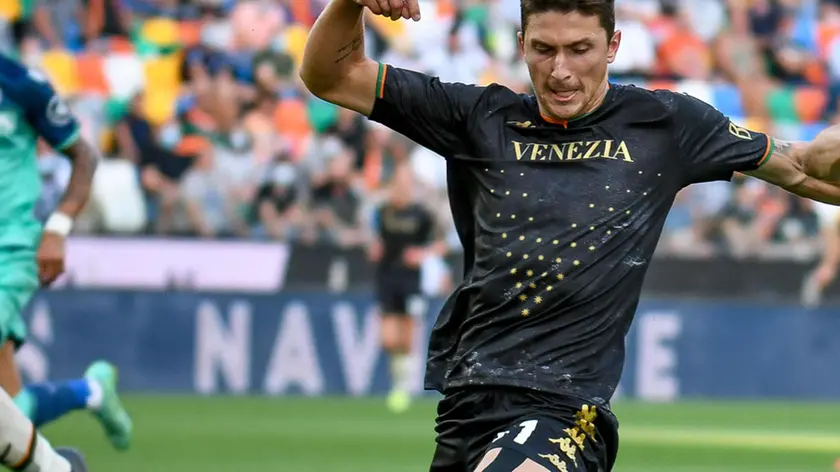 Udinese's Ignacio Pussetto (R) tries to score a goal hindered by Venezia's Mattia Caldara (L) during the Italian football Serie A match Udinese Calcio vs Venezia FC at the Friuli - Dacia Arena stadium in Udine, Italy, 27 August 2021.ANSA/ETTORE GRIFFONI