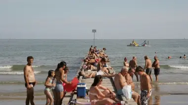 Un pontile di Jesolo pieno di bagnanti