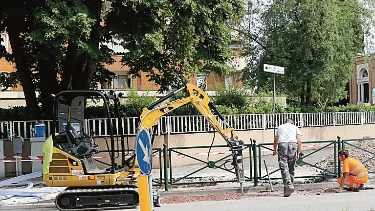 AGOSTINI AG.FOTOFILM TREVISO LAVORI IN CORSO X FIBRA OTTICA, IN FOTO IL CANTIERE DI FRONTE ALLA CHIESA VOTIVA