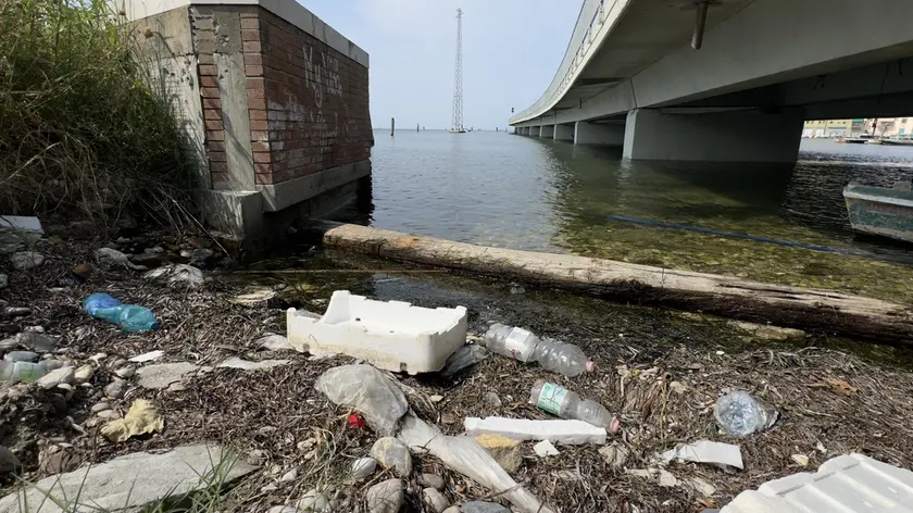 Rifiuti di plastica abbandonati sotto un ponte a Chioggia