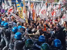 I manifestanti mentre cercando di superare il cordone della polizia