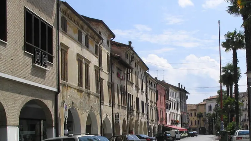 FG PORTOGRUARO 24-07-05 LA CITTA' DESERTA VIALE MARTIRI IL CENTRO UN SOLO BAR IN TUTTA LA VIA APERTO (CE NE SONO OLTRE 15)