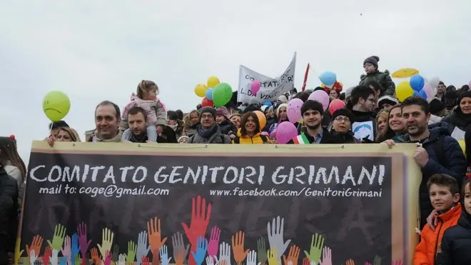 Interpress/Mazzega Morsego Venezia, 15.02.2014.- Stazione Santa Lucia, protesta genitori per i tagli ai fondi per la pulizia e sorveglianza nelle scuole.- Nella foto dalla stazione alla stazione circa 2000 persone protestano con un girotondo