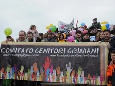 Interpress/Mazzega Morsego Venezia, 15.02.2014.- Stazione Santa Lucia, protesta genitori per i tagli ai fondi per la pulizia e sorveglianza nelle scuole.- Nella foto dalla stazione alla stazione circa 2000 persone protestano con un girotondo