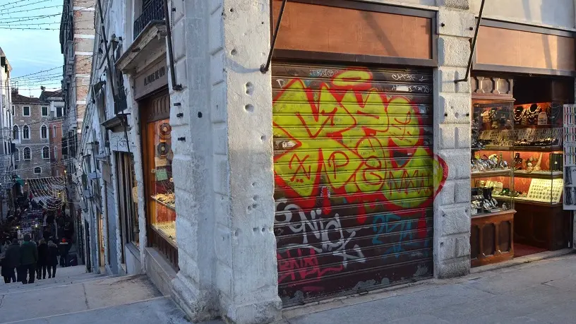 Interpress/Gf.Tagliapietra Venezia 15.01.2017.- Scritte sul ponte di Rialto anche in un negozio di oreficeria