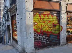Interpress/Gf.Tagliapietra Venezia 15.01.2017.- Scritte sul ponte di Rialto anche in un negozio di oreficeria