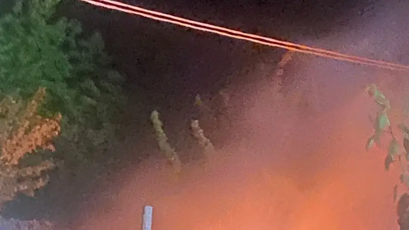 Il bagliore delle fiamme dell'incendio a Cortellazzo