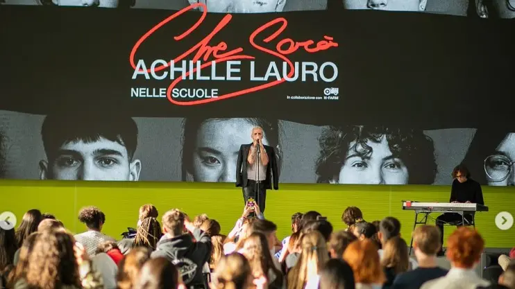 Achille Lauro durante la performance a Roncade con i ragazzi di H-Farm